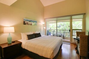 Travel crib, free WiFi, bed sheets