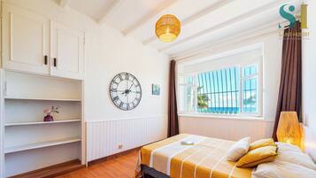 3 habitaciones, tabla de planchar con plancha y cuna de viaje