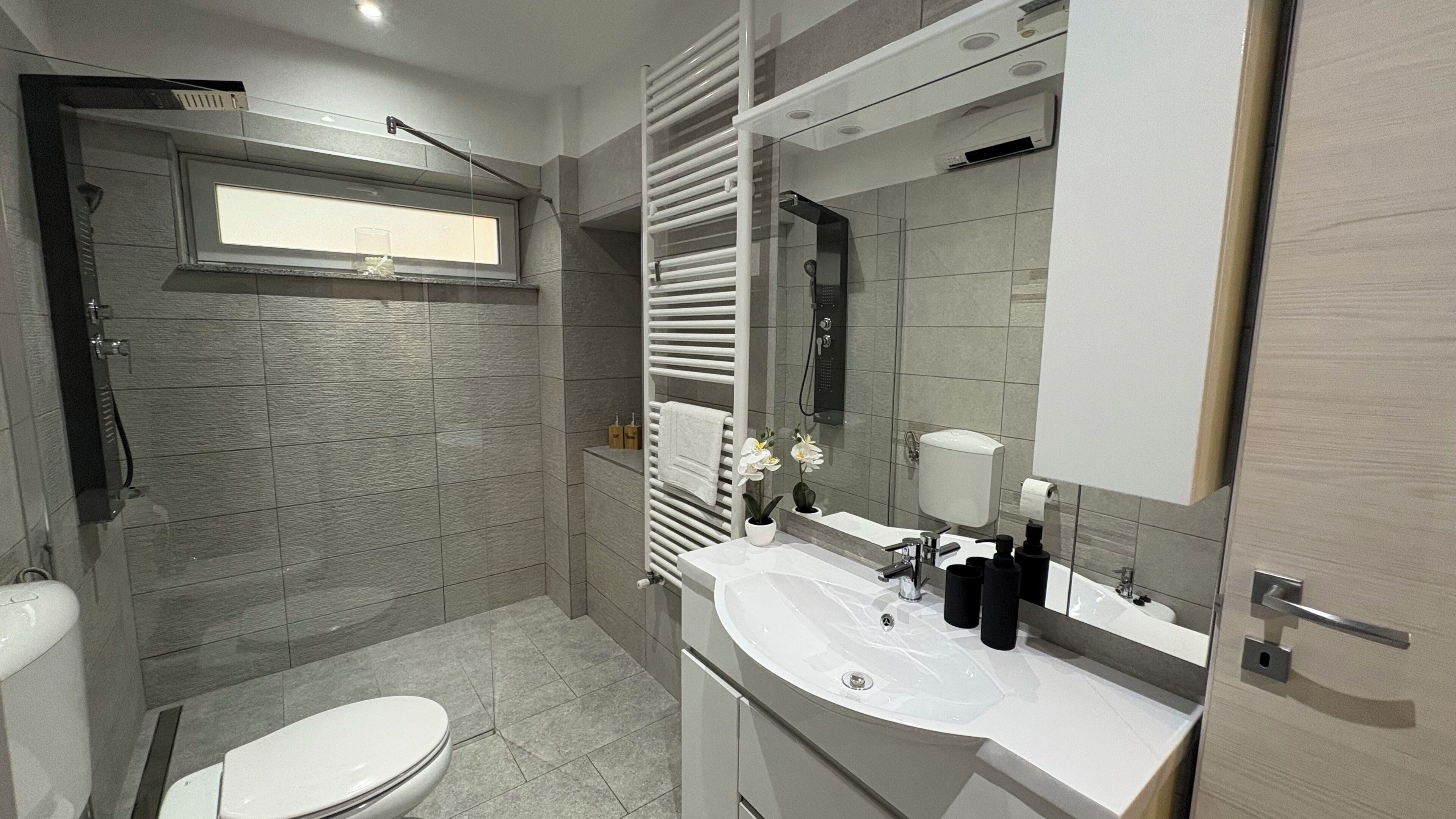 Douche, sèche-cheveux, bidet, serviettes fournies