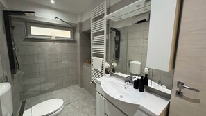 Douche, sèche-cheveux, bidet, serviettes fournies