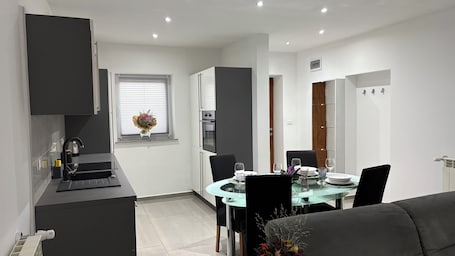 Dining. Pri Drevoredu
