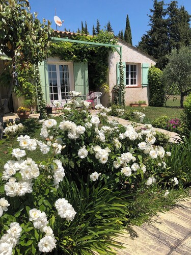 Beautiful House with excellent garden and pool. Three bedrooms,