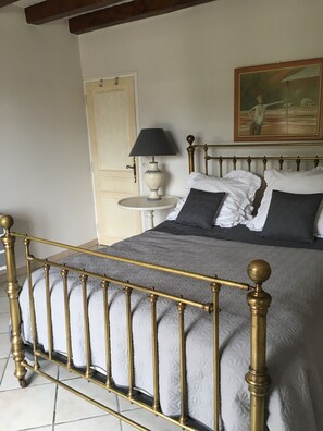 3 bedrooms, iron/ironing board, internet, bed sheets