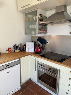 Microwave, oven, dishwasher, paper towels