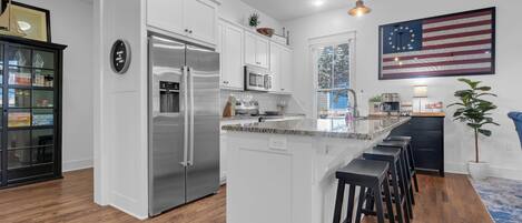 Refrigerador, microondas, cafetera y tetera y tostadora