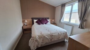 2 室のベッドルーム、WiFi (無料)、ベッドシーツ