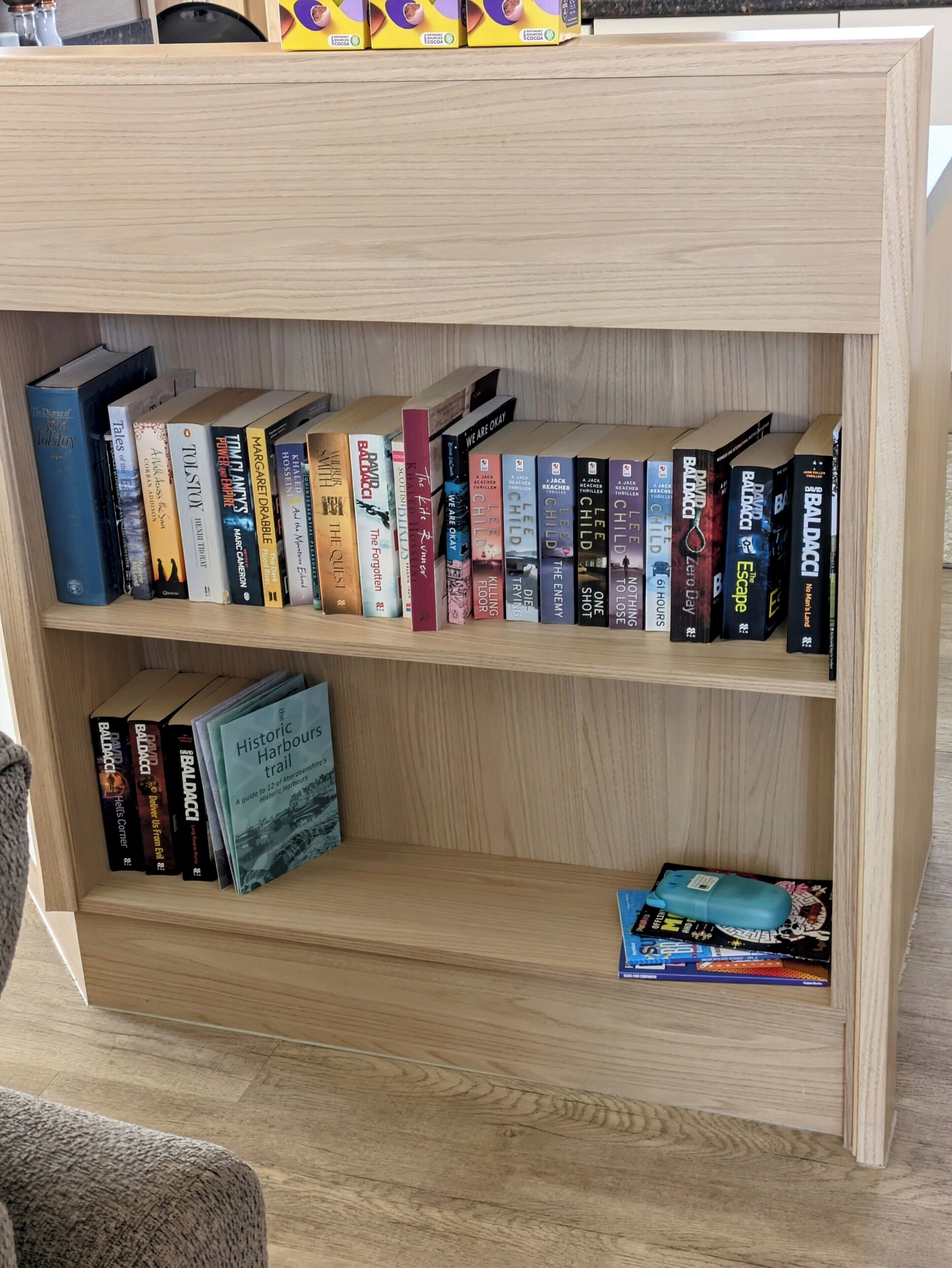 Una estantería con varios libros, incluyendo títulos como 'The Hobbit' y 'Harry Potter'.