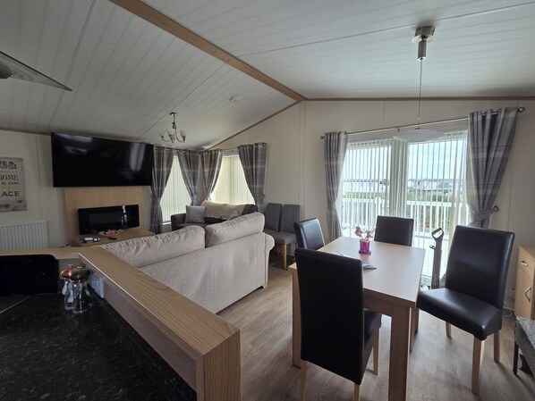 TV connectée, cheminée, jeux vidéo, livres