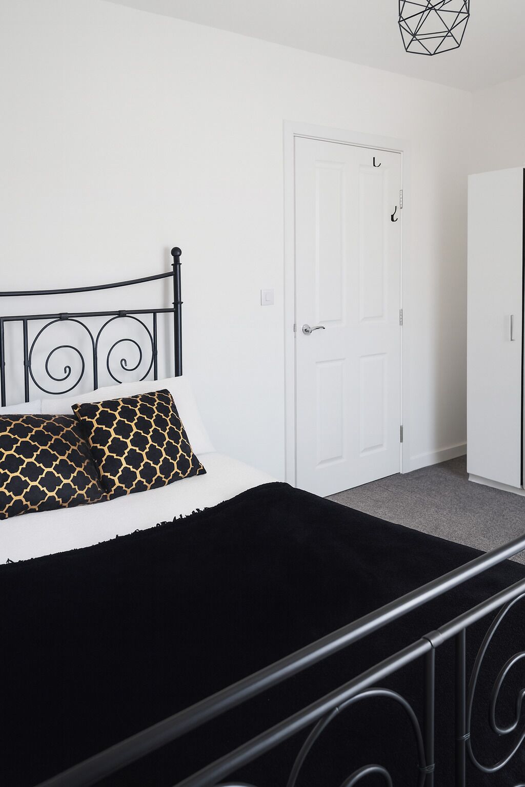 5 bedrooms, iron/ironing board, Internet, bed sheets