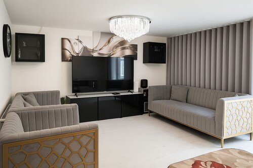 Cosy 5 bedroom, 3 bathroom next to Harrow Museum