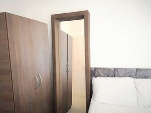 Iron/ironing board, internet, bed sheets