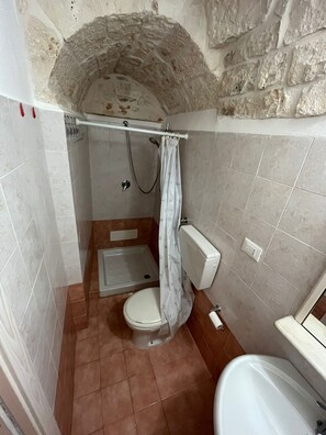 Douche, sĂšche-cheveux, bidet, serviettes fournies
