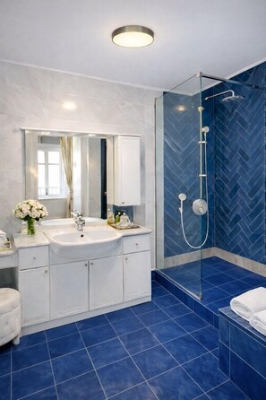 Een douche, een haardroger, een bidet, handdoeken