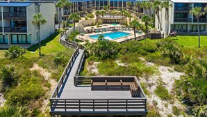 Un resort con piscina, varias edificaciones y una terraza de madera.