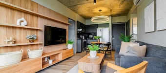 w Trendy 2BR w Balcony in the Heart of Centriqo