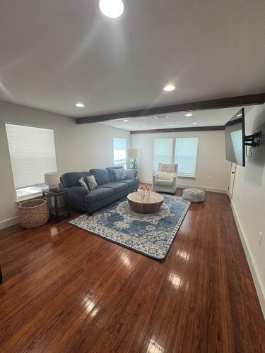 Beautiful 2-bedroom house with full kitchen in Lake Charles