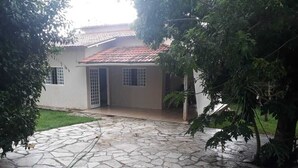 A house with a stone patio and a red-tiled roof. - Botanical Garden House, Tororó Waterfall (Brasília)