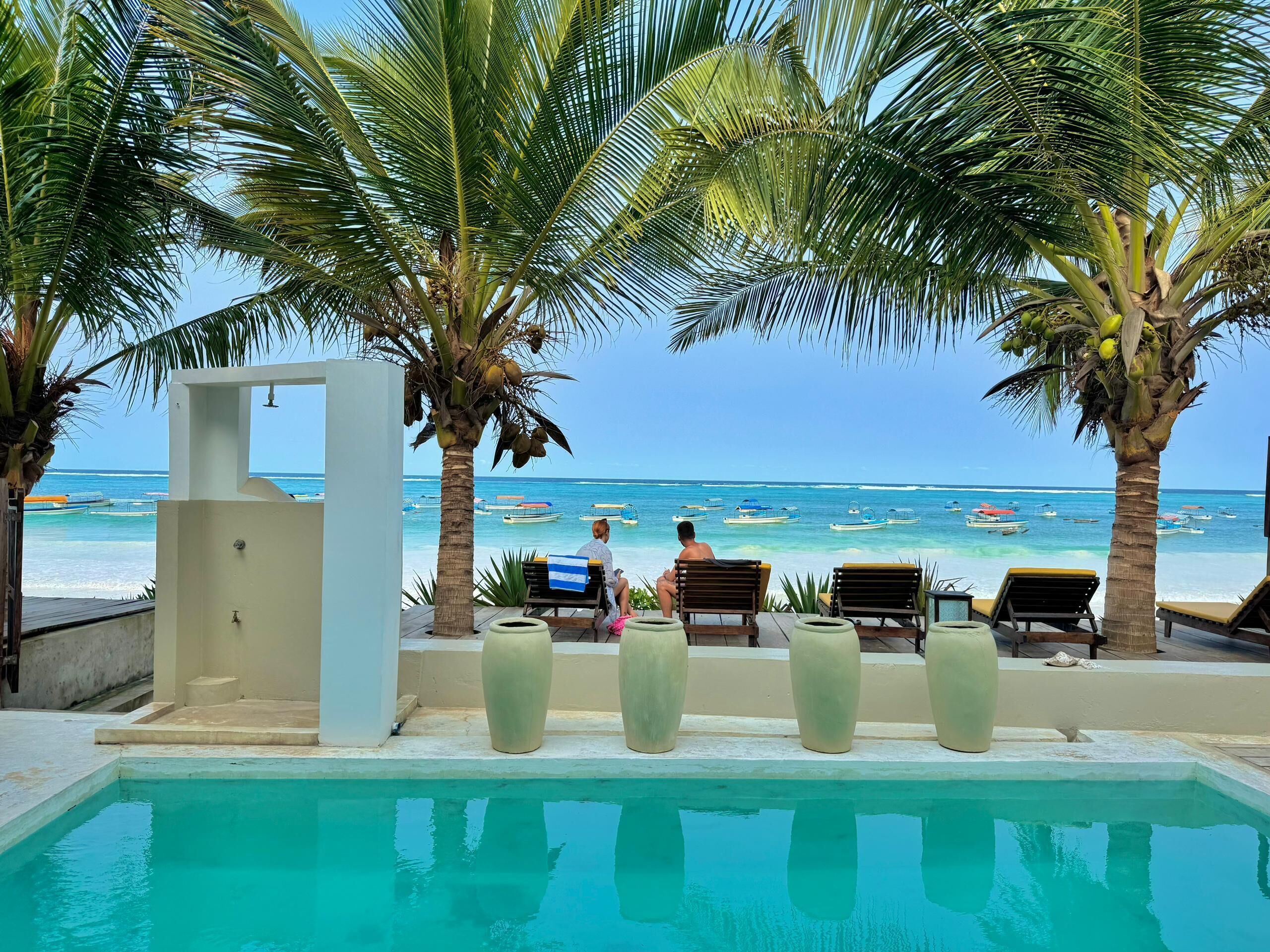 Een buitenzwembad en ligstoelen