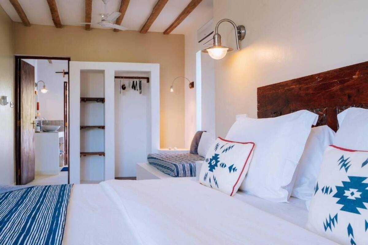 Suite – comfort, 1 kingsize-seng, delvis sjøutsikt | Safe på rommet, skrivebord og wi-fi (inkludert)