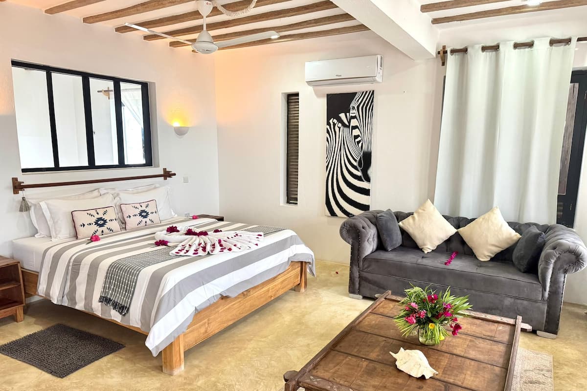 Comfort Suite, Ocean View | In-room safe, desk, free WiFi