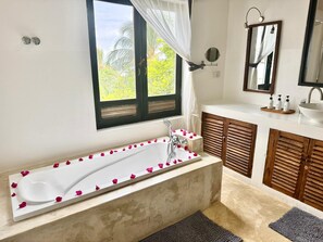 Comfort Suite, Ocean View | Bathroom | Hair dryer, bathrobes, slippers, soap - La Villa De Victor (Matemwe)