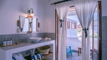 Suíte conforto, 1 cama King, vista parcial para o mar | Banheiro | Secador de cabelo, roupões de banho, chinelos, sabonete