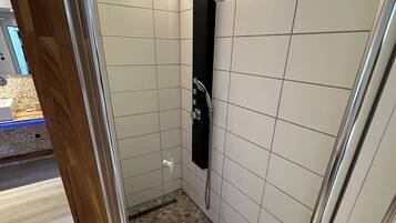 Dusche, Haartrockner, Handtücher, Toilettenpapier