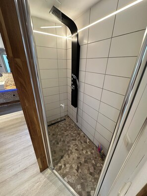 Dusche, Haartrockner, Handtücher, Toilettenpapier