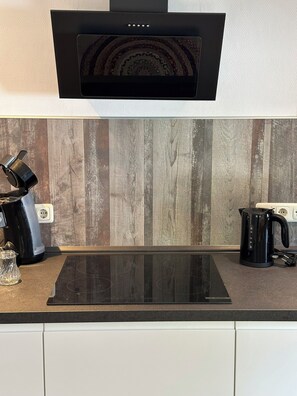 Micro-ondes, four, plaque de cuisson, lave-vaisselle