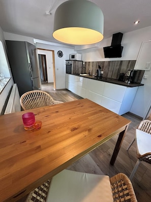 Micro-ondes, four, plaque de cuisson, lave-vaisselle