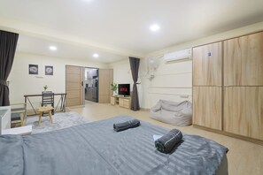 奢華開放式套房, 庭院, 城市景觀 | 書桌、筆電工作空間、遮光布/窗簾、免費無線上網