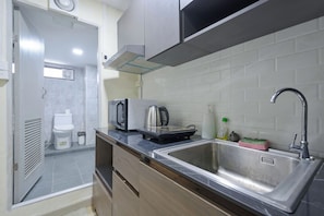奢华开间套房, 露台, 城市景观 | 私人厨房 | 公用冰箱、公用微波炉