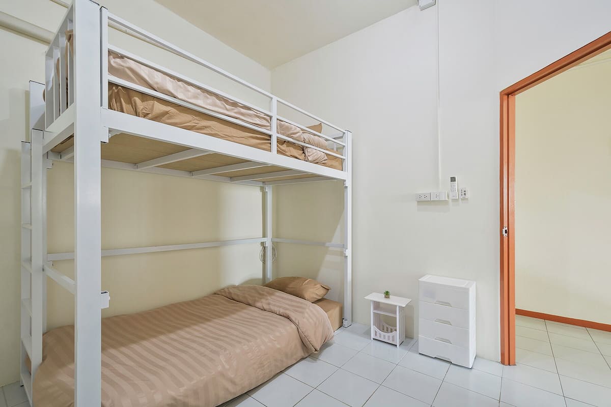 Standard Studio | Desk, laptop workspace, blackout drapes, free WiFi