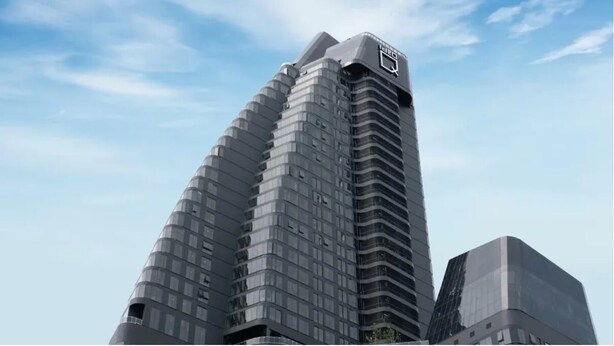 Um edifício moderno de arranha-céu com um design curvo singular, apresentando várias varandas e um logotipo marcante no topo.
