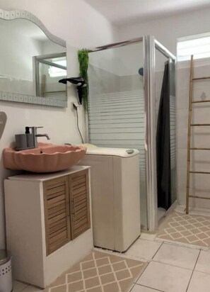 Sèche-cheveux, serviettes fournies, savon, papier toilette