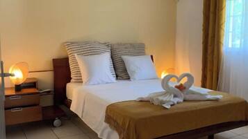 3 habitaciones, tabla de planchar con plancha, wifi y ropa de cama