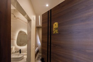 Regadera, secadora de cabello, jabón, shampoo 