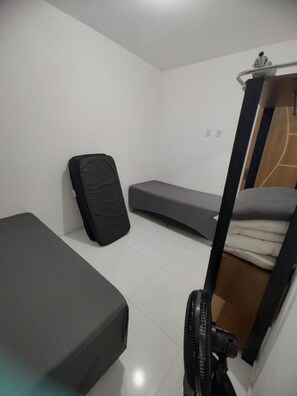2 slaapkamers, een strijkplank/strijkijzer, gratis wifi