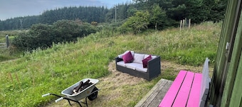 1 bed Eco retreat for couples & singles. Pet friendly. Sauna & outdoor shower.