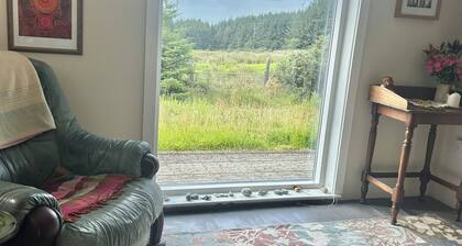 1 bed Eco retreat for couples & singles. Pet friendly. Sauna & outdoor shower.