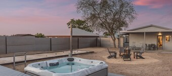 Skull Rock Cottage - Walk To Town & Hot Tub, Star Gazing 1 Bedroom Home