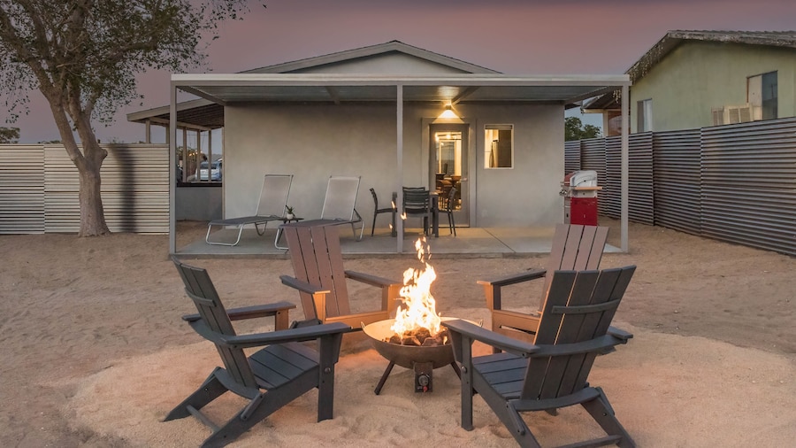 Skull Rock Cottage - Walk To Town & Hot Tub, Star Gazing 1 Bedroom Home
