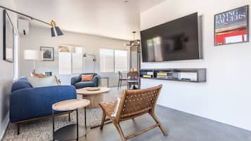 Casa, 1 habitación | Área de sala de estar | Smart TV