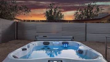 House, 1 Bedroom | Outdoor spa tub
