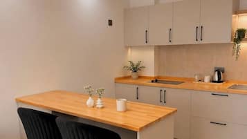 Exclusief appartement, uitzicht op zwembad | Dineren op de kamer
