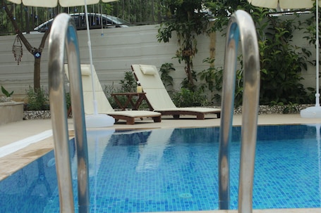 Una piscina al aire libre de temporada