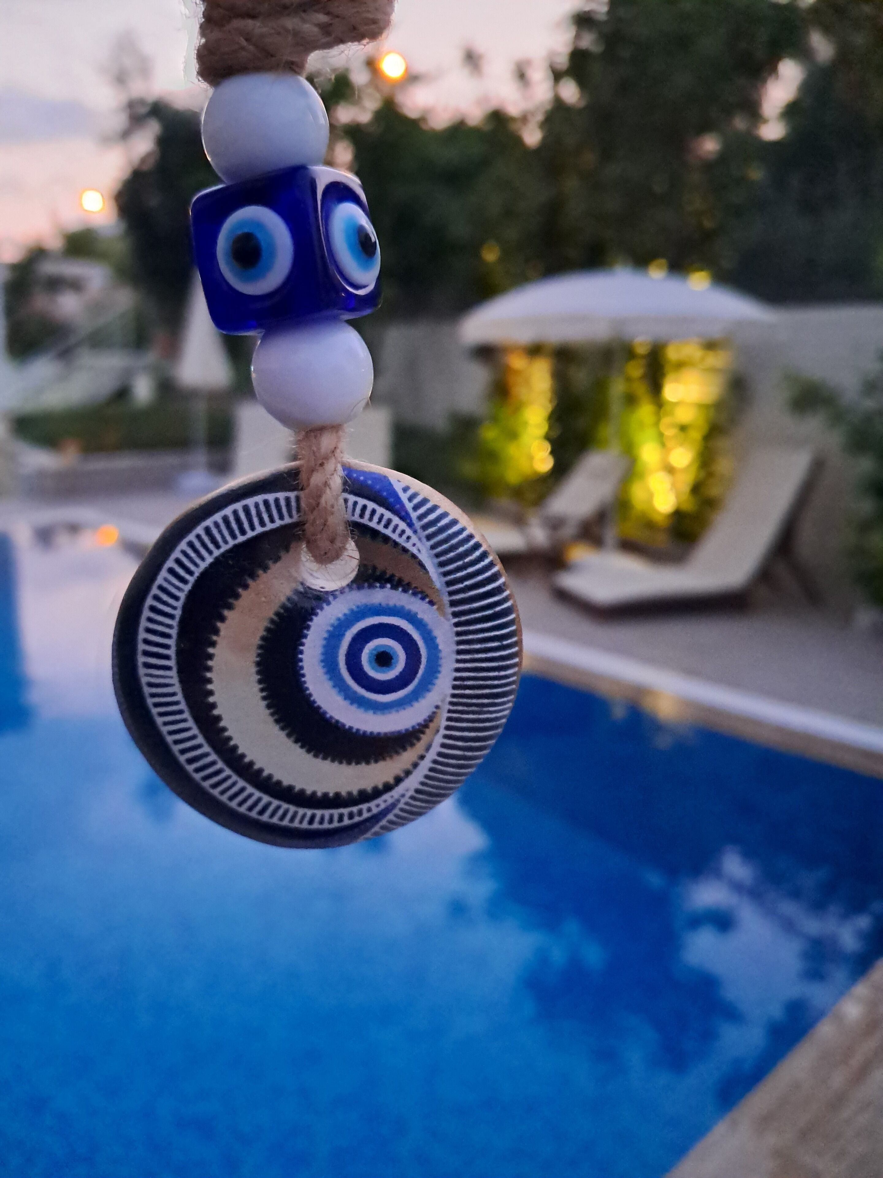 Un adorno sobre una piscina.