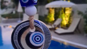 Un adorno sobre una piscina.
