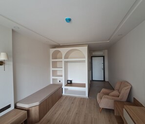 Phòng đôi Deluxe, nhiều giường, dịch vụ dọn phòng, cạnh hồ bơi | Truy cập Internet không dây miễn phí, có lối đi dành cho xe lăn 