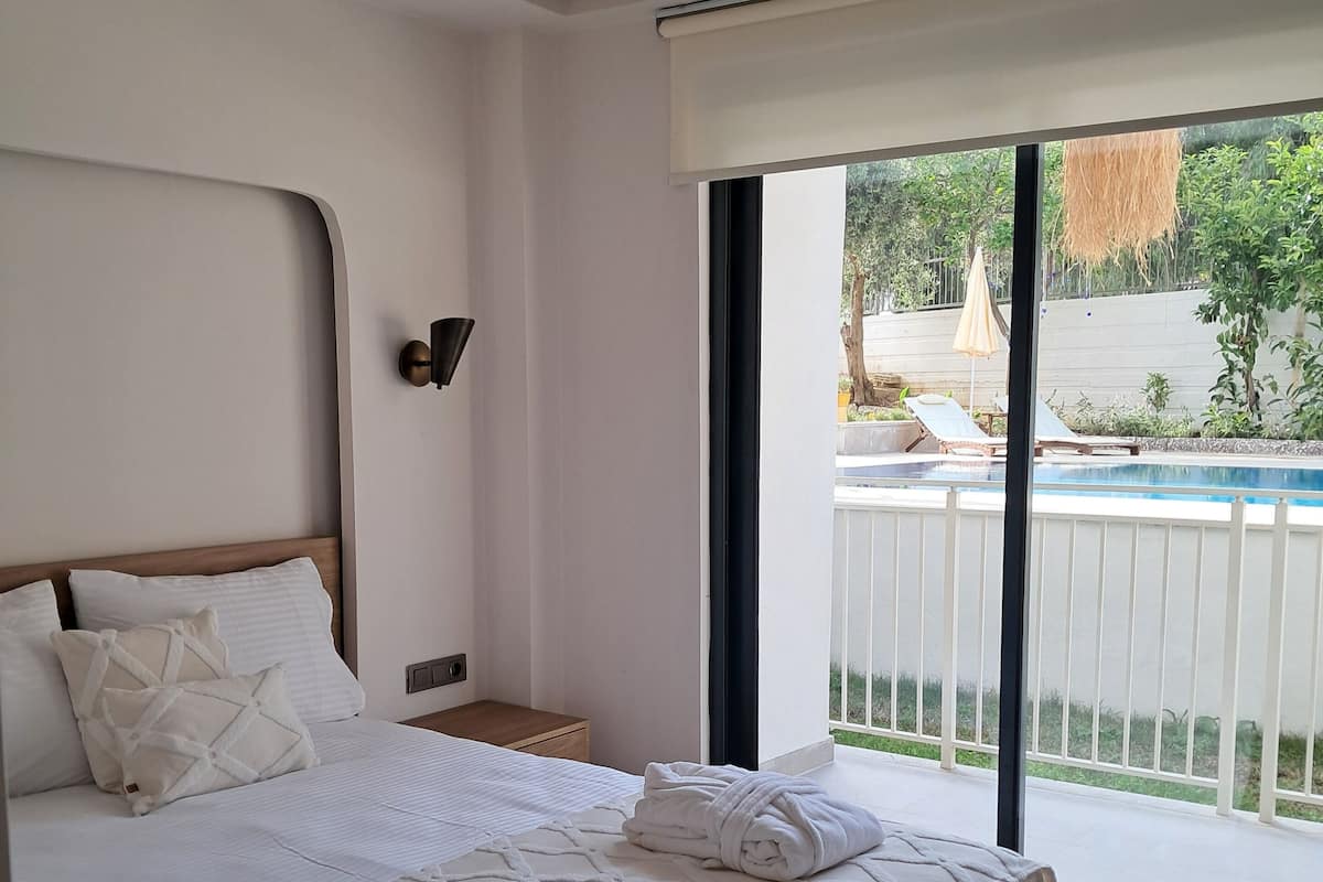 Premium bedding, WiFi (free), bed sheets
